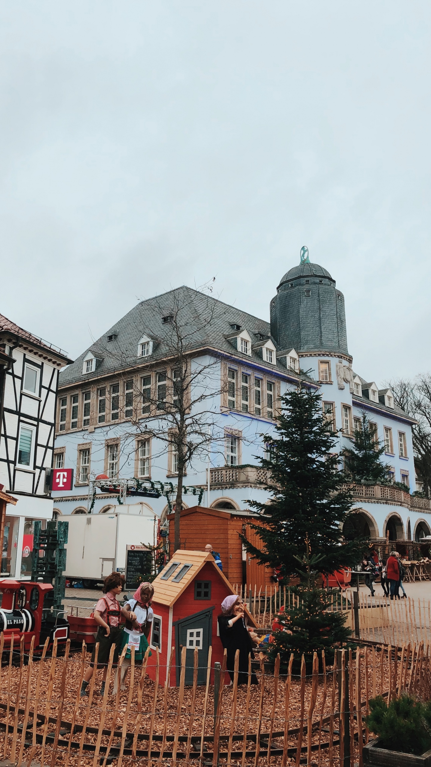 Roof, Faade, Window, Building, Town. Wallpaper in 1440x2560 Resolution