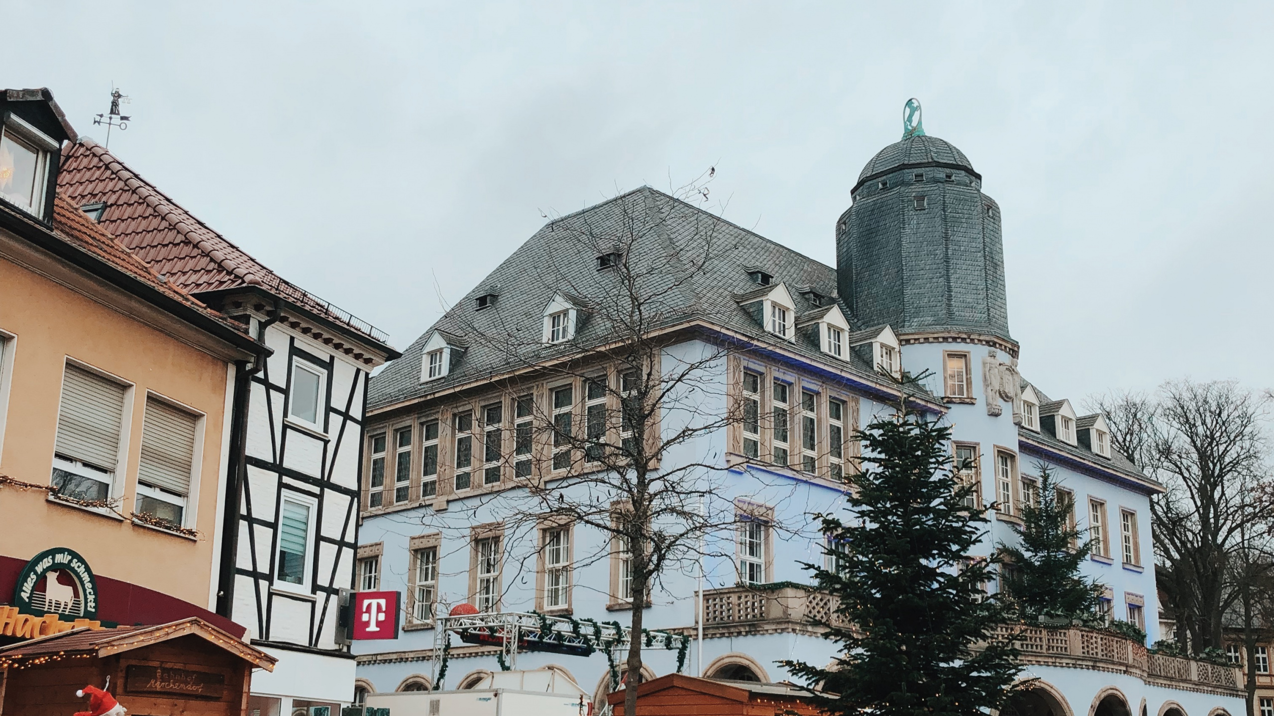 Roof, Faade, Window, Building, Town. Wallpaper in 2560x1440 Resolution