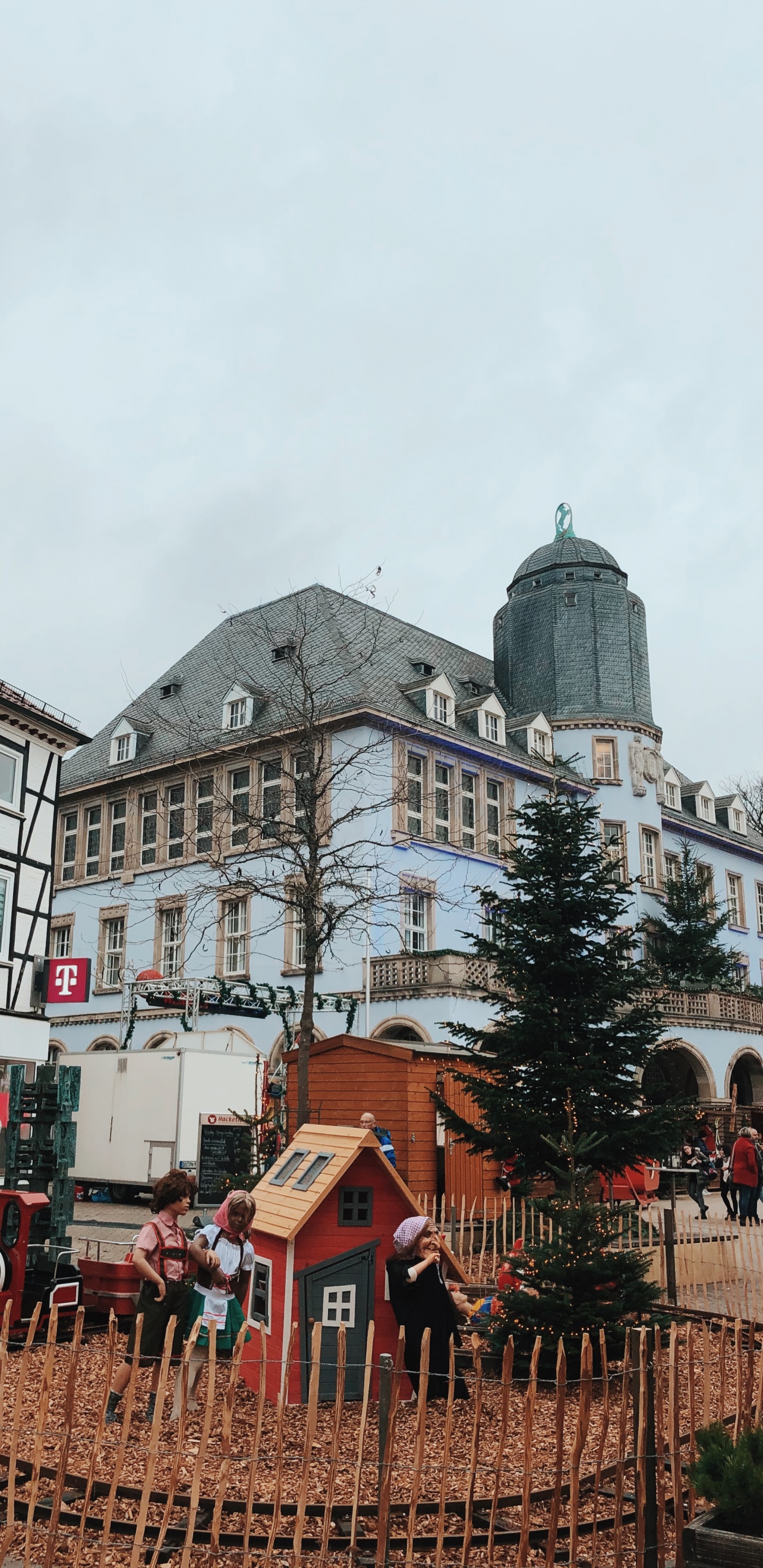 Toit, Fenêtre, Bâtiment, Ville, Clôture Résidentielle. Wallpaper in 1440x2960 Resolution