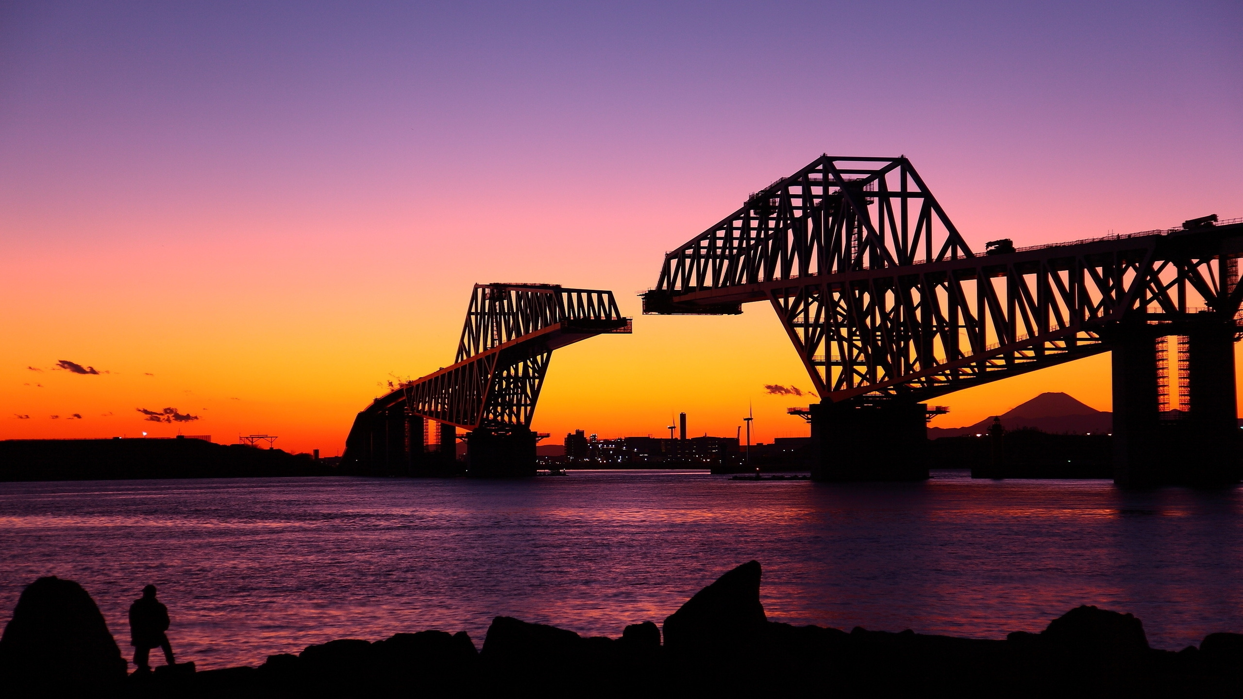 Silhouette Der Brücke Bei Sonnenuntergang. Wallpaper in 2560x1440 Resolution