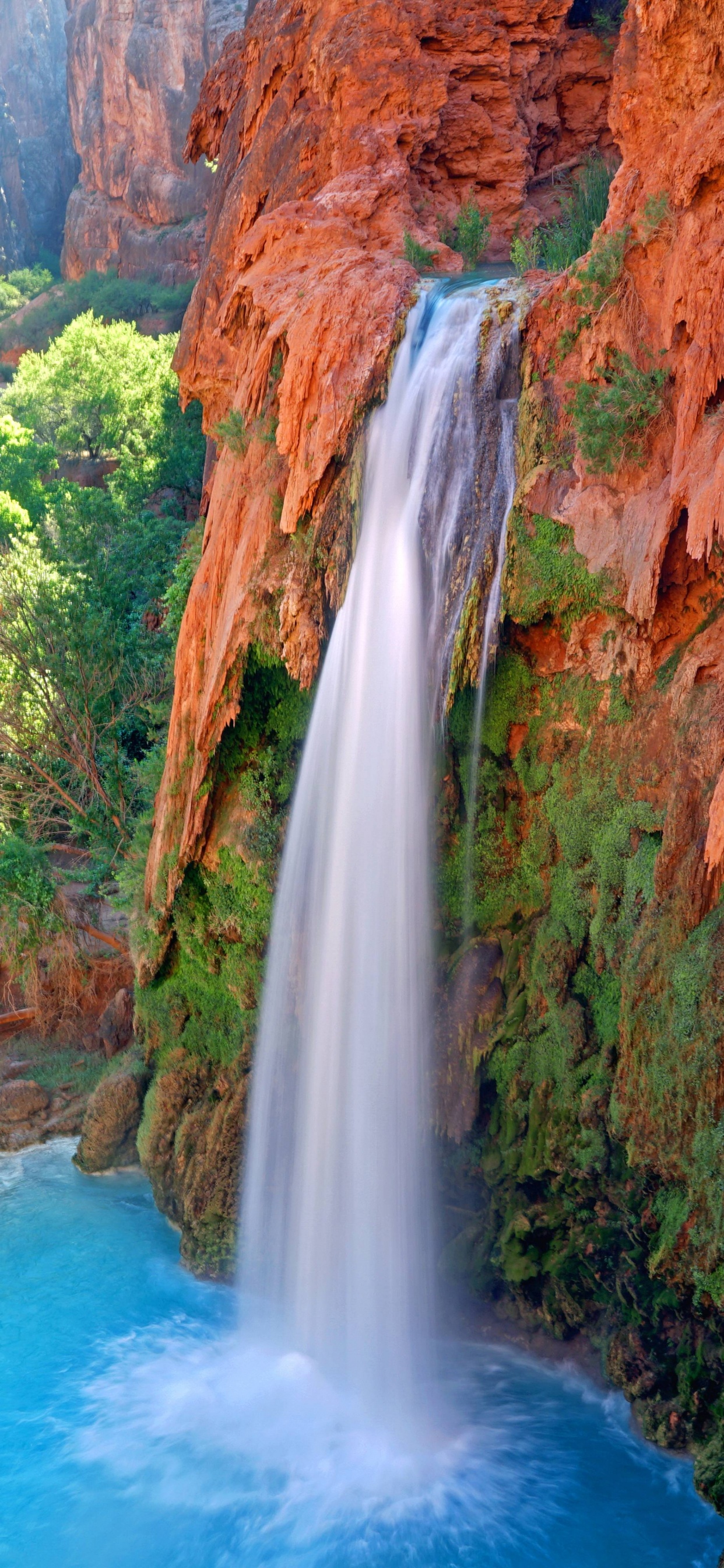 Cascadas en la Montaña Rocosa Marrón Durante el Día. Wallpaper in 1242x2688 Resolution