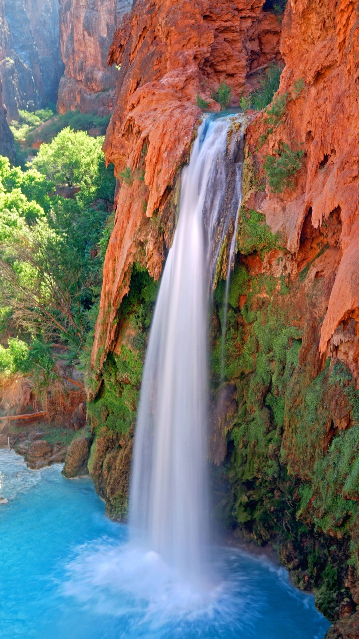 Cascadas en la Montaña Rocosa Marrón Durante el Día. Wallpaper in 720x1280 Resolution