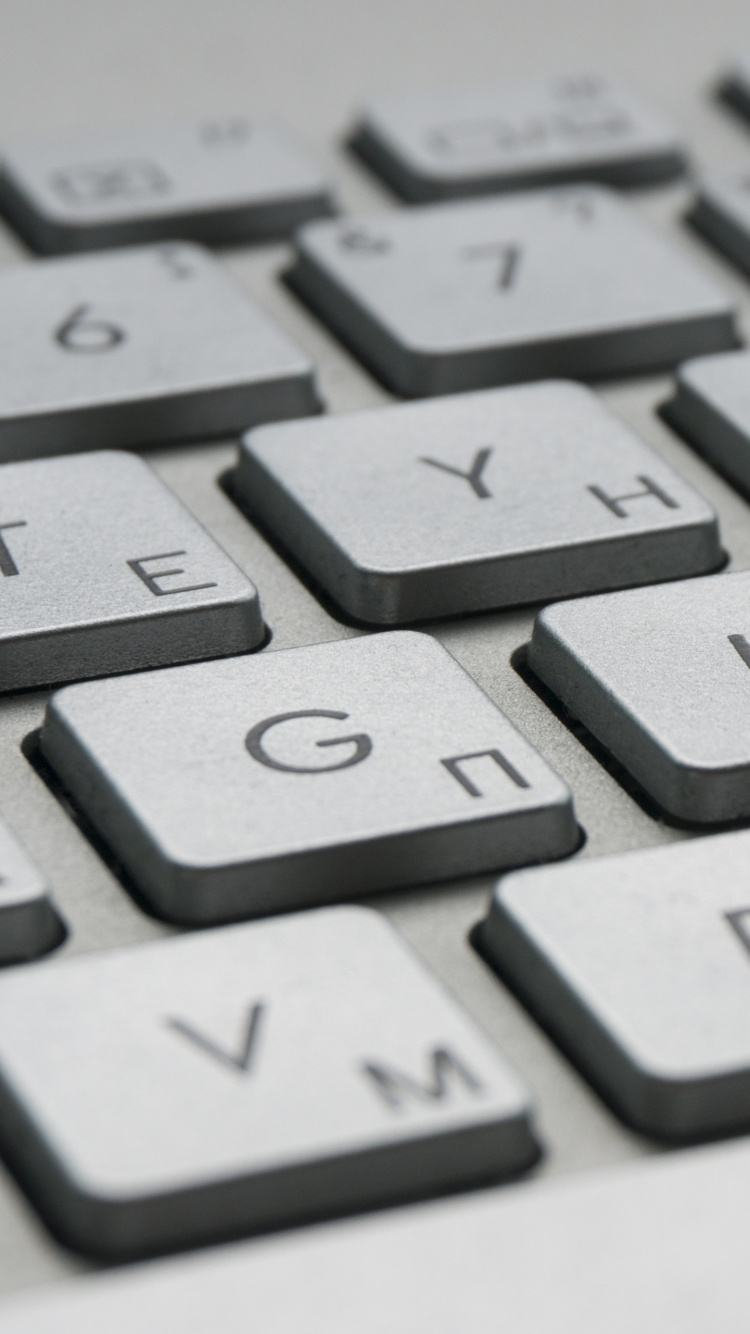 Teclado de Computadora Blanco Sobre Superficie Blanca. Wallpaper in 750x1334 Resolution