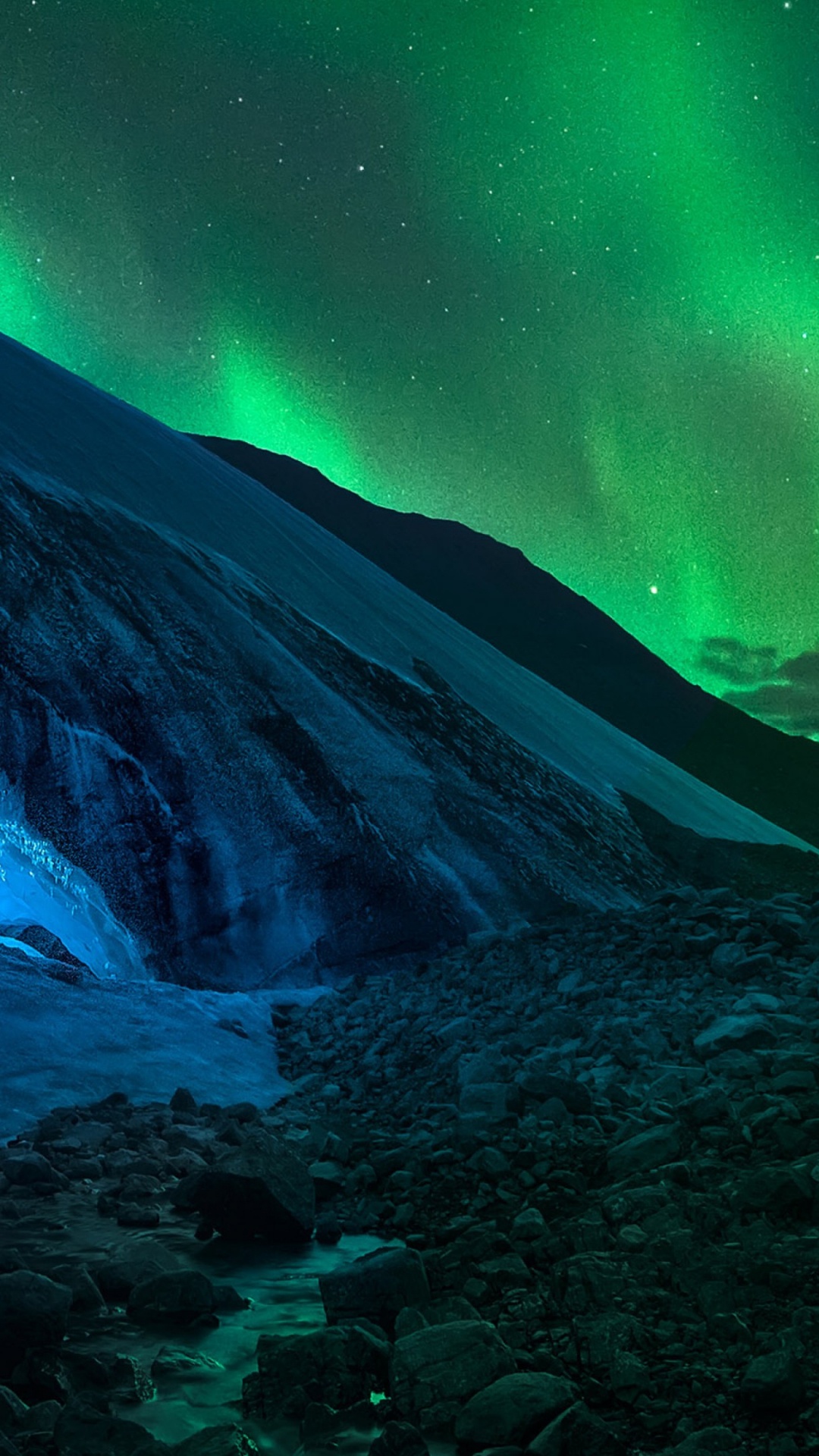 Luces de la Aurora Verde Sobre la Montaña Cubierta de Nieve. Wallpaper in 1080x1920 Resolution