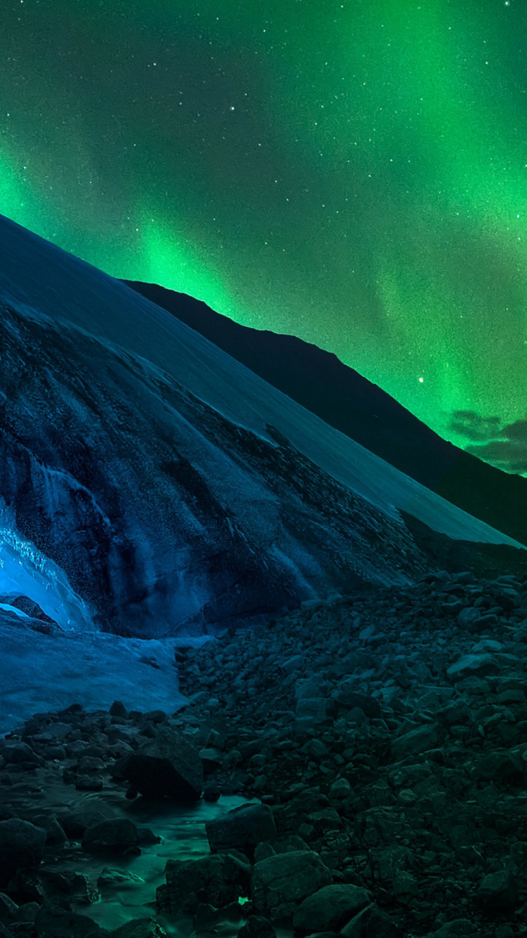 Luces de la Aurora Verde Sobre la Montaña Cubierta de Nieve. Wallpaper in 750x1334 Resolution