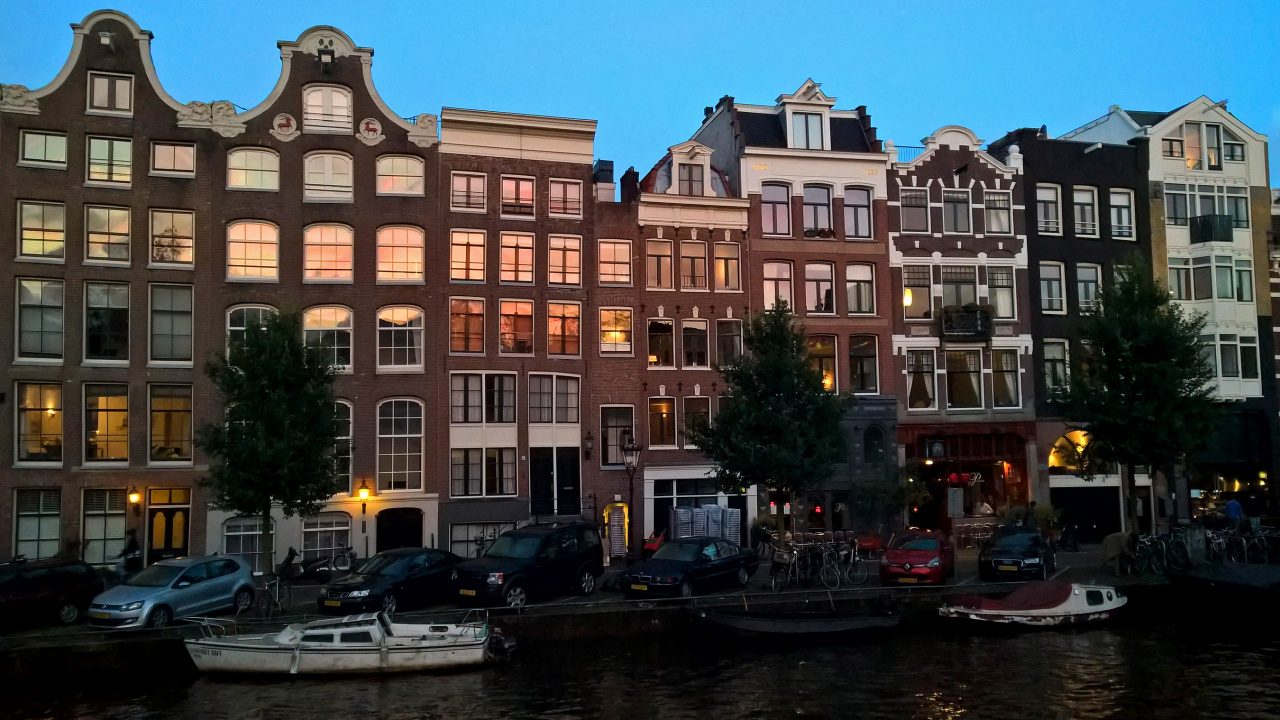 Edificio de Hormigón Marrón Cerca Del Cuerpo de Agua Durante el Día. Wallpaper in 1280x720 Resolution