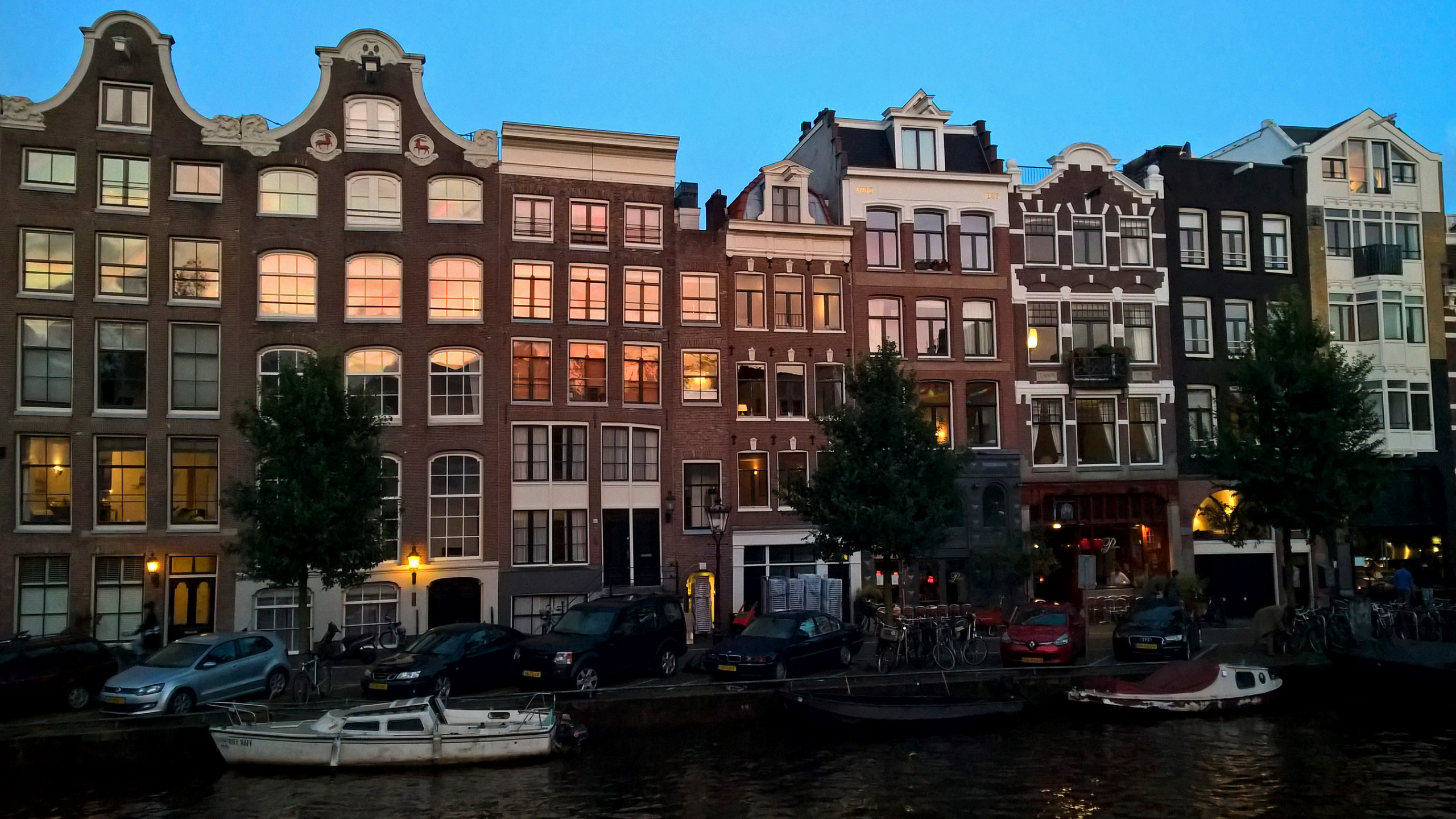 Braunes Betongebäude in Der Nähe Eines Gewässers Tagsüber. Wallpaper in 2560x1440 Resolution