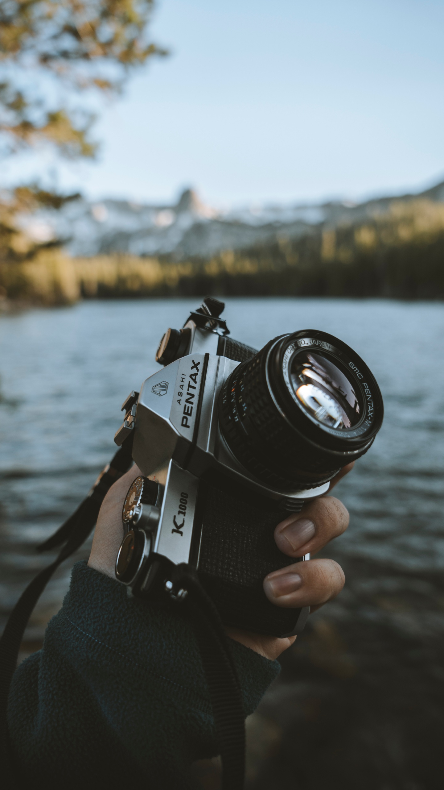 Person Mit Schwarzer Und Silberner DSLR-Kamera. Wallpaper in 1440x2560 Resolution