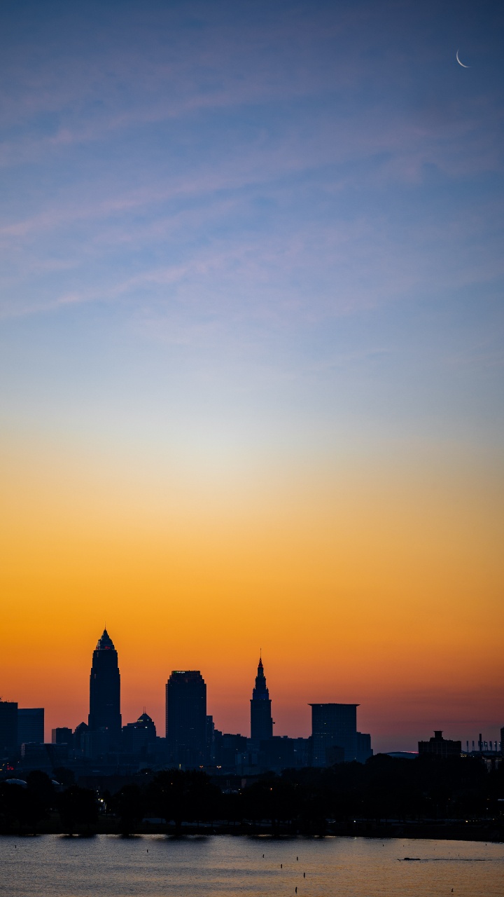 Silhouette Von Stadtgebäuden Bei Sonnenuntergang. Wallpaper in 720x1280 Resolution