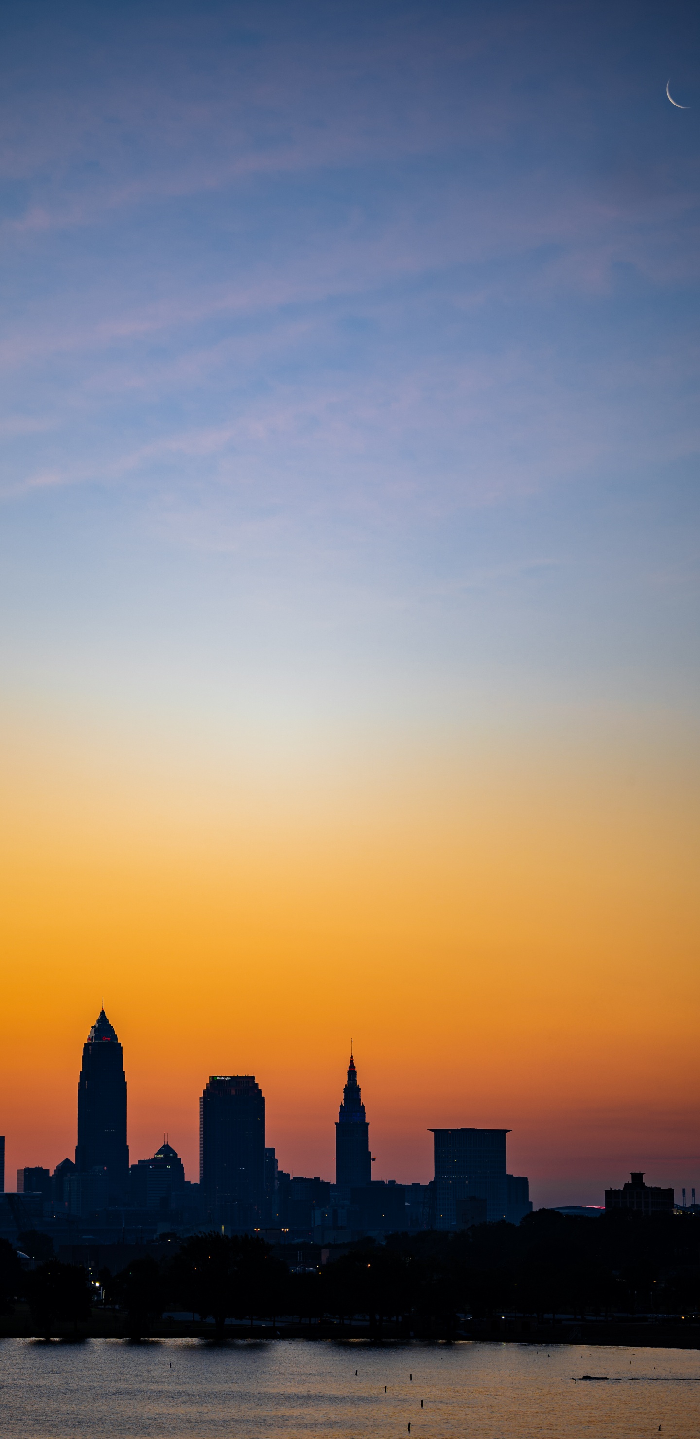 Silhouette Des Bâtiments de la Ville Pendant le Coucher du Soleil. Wallpaper in 1440x2960 Resolution