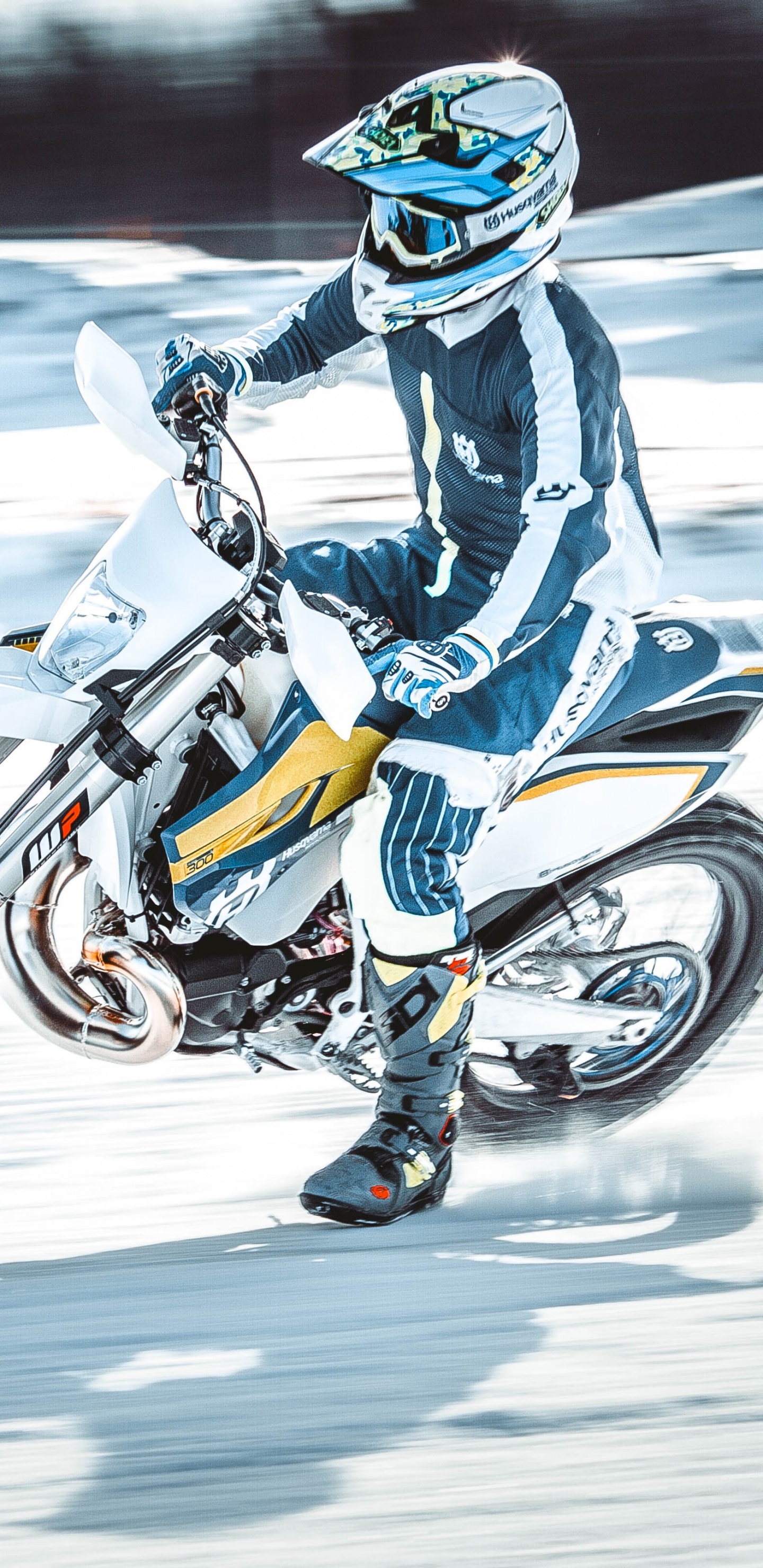 Hombre Con Chaqueta Azul y Blanca Montando en Motocicleta Naranja y Negra. Wallpaper in 1440x2960 Resolution