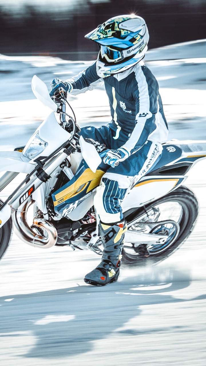 Hombre Con Chaqueta Azul y Blanca Montando en Motocicleta Naranja y Negra. Wallpaper in 720x1280 Resolution