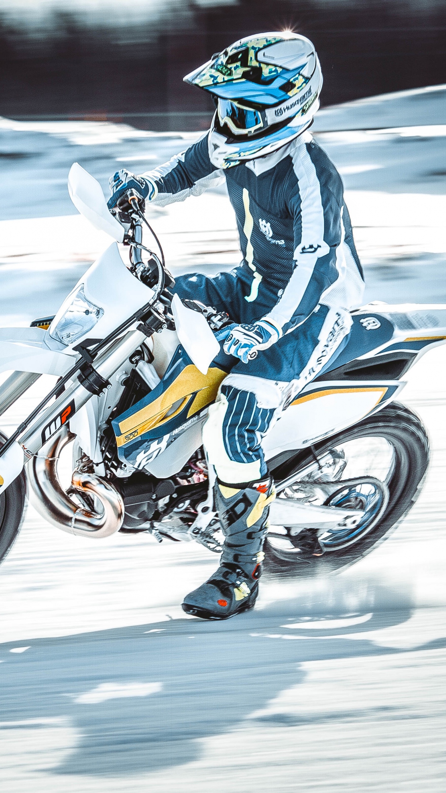 Homme en Veste Bleue et Blanche à Cheval Sur Une Moto Orange et Noire. Wallpaper in 1440x2560 Resolution