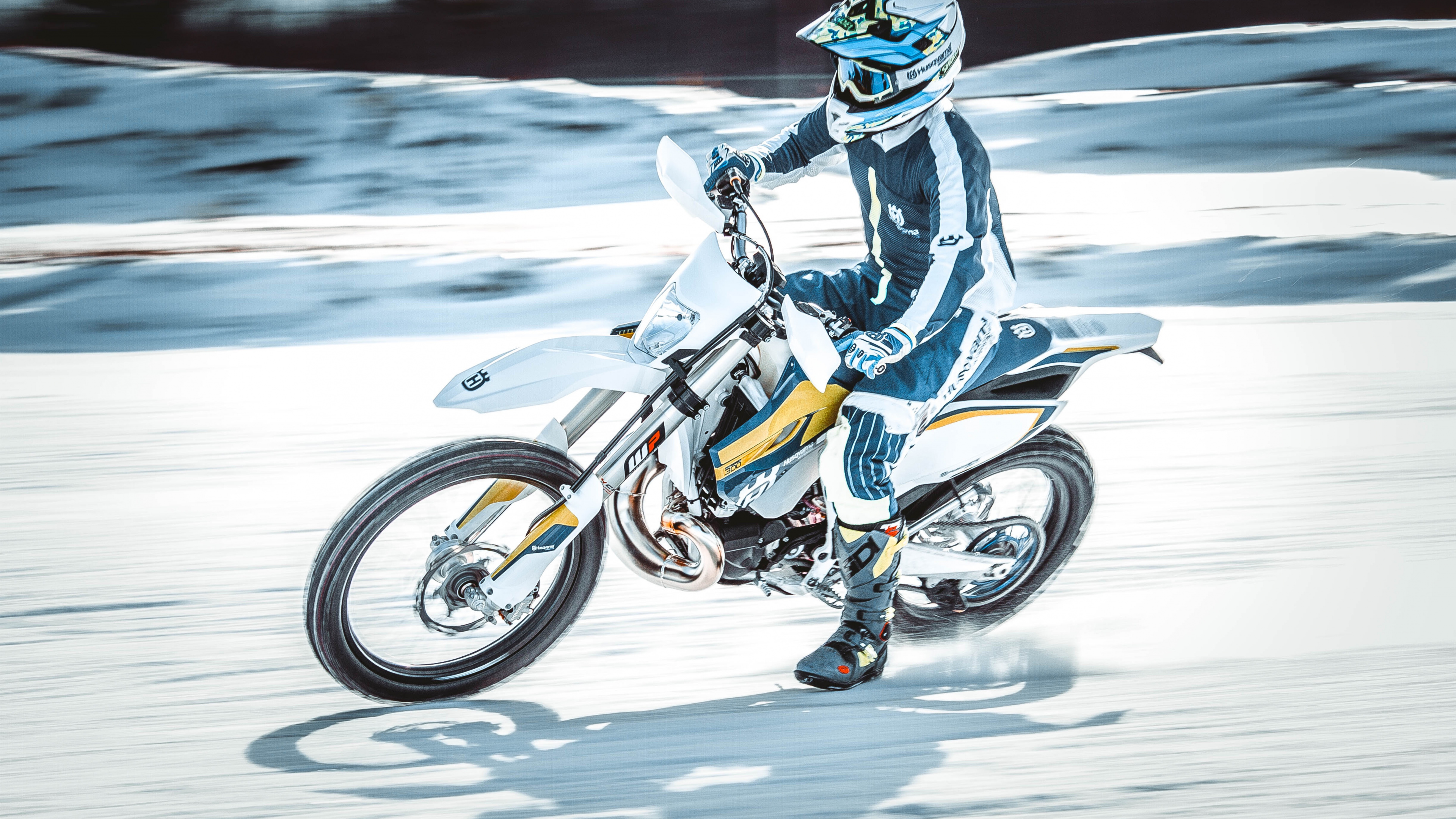 Mann in Blau-weißer Jacke, Der Auf Orangefarbenem Und Schwarzem Motorrad Fährt. Wallpaper in 3840x2160 Resolution