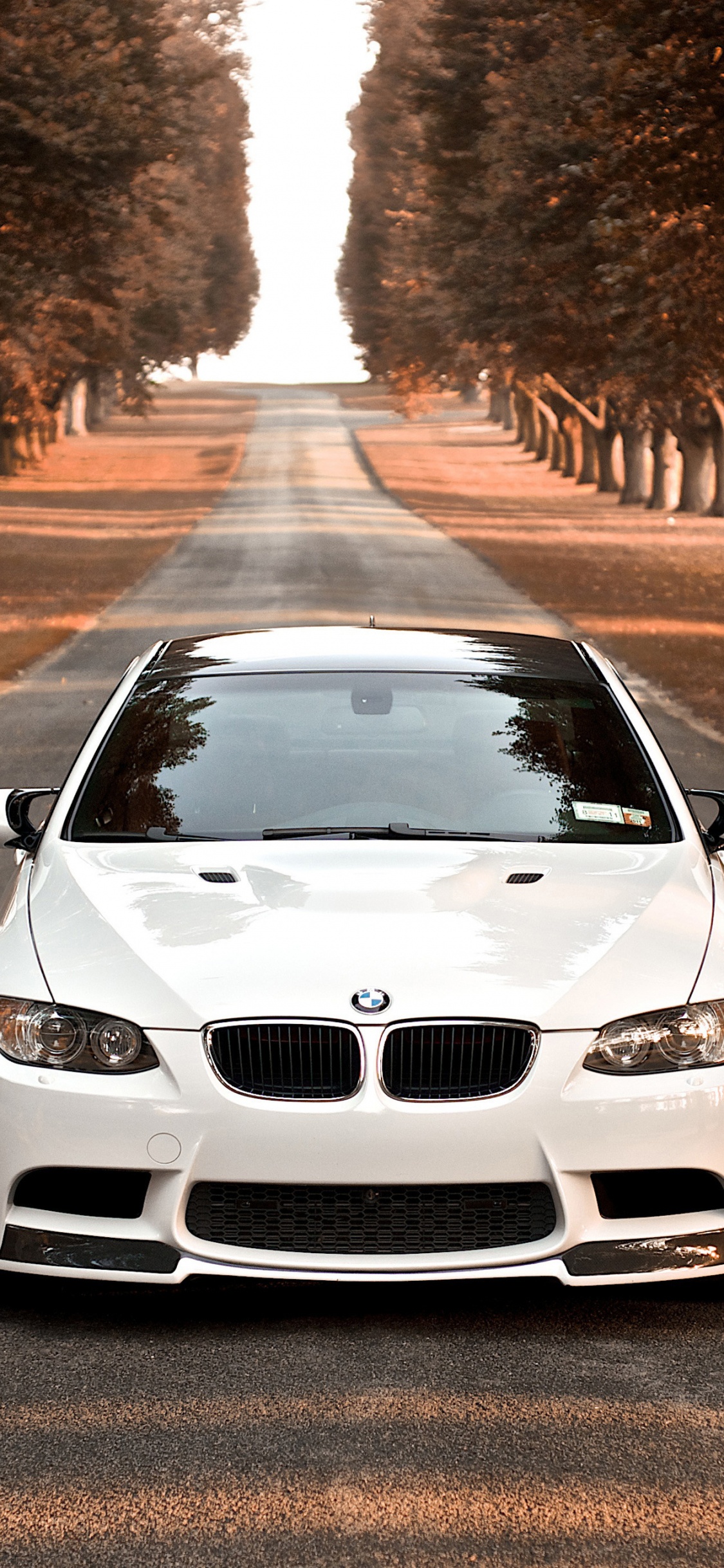 Bmw m 3 Blanco en la Carretera Durante el Día. Wallpaper in 1125x2436 Resolution