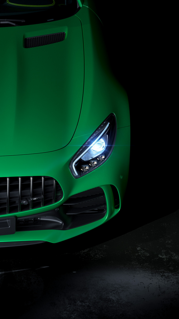 Voiture Mercedes Benz Bleue Sur Route Goudronnée Grise. Wallpaper in 750x1334 Resolution