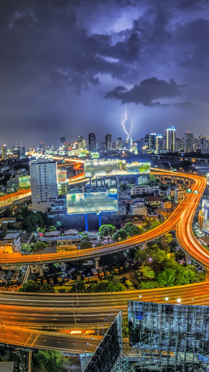 Ciudad Con Edificios de Gran Altura Durante la Noche.. Wallpaper in 720x1280 Resolution