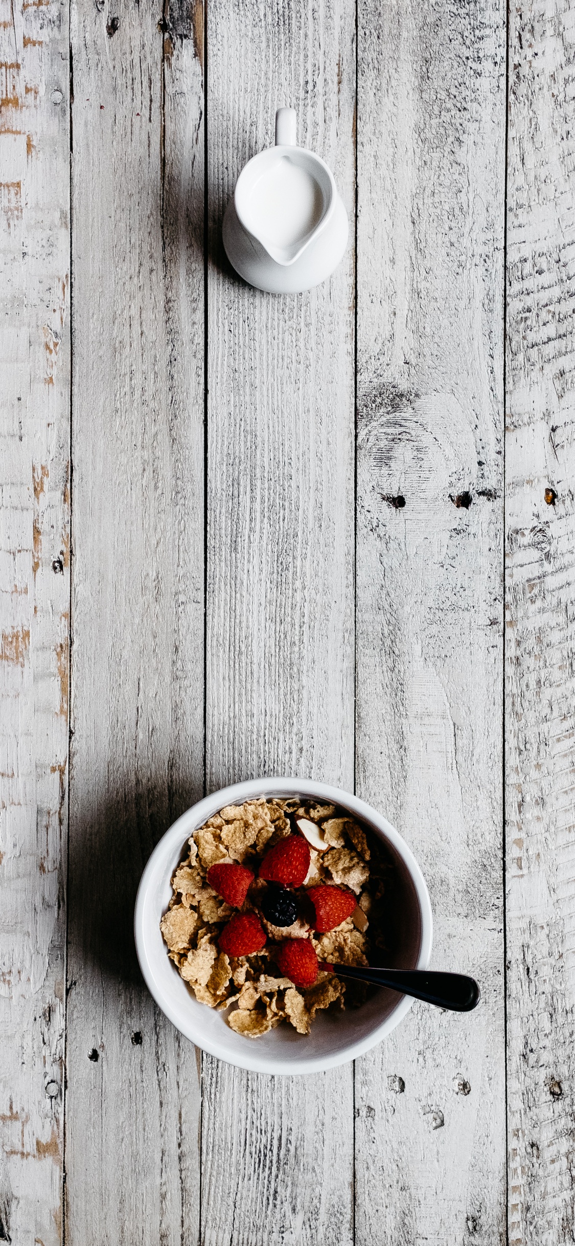 Frutas en Rodajas en un Tazón de Cerámica Blanca. Wallpaper in 1125x2436 Resolution