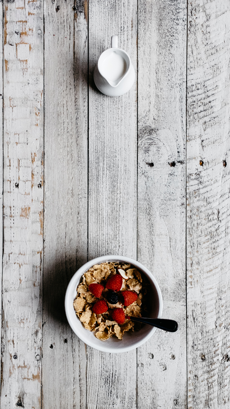 Frutas en Rodajas en un Tazón de Cerámica Blanca. Wallpaper in 750x1334 Resolution