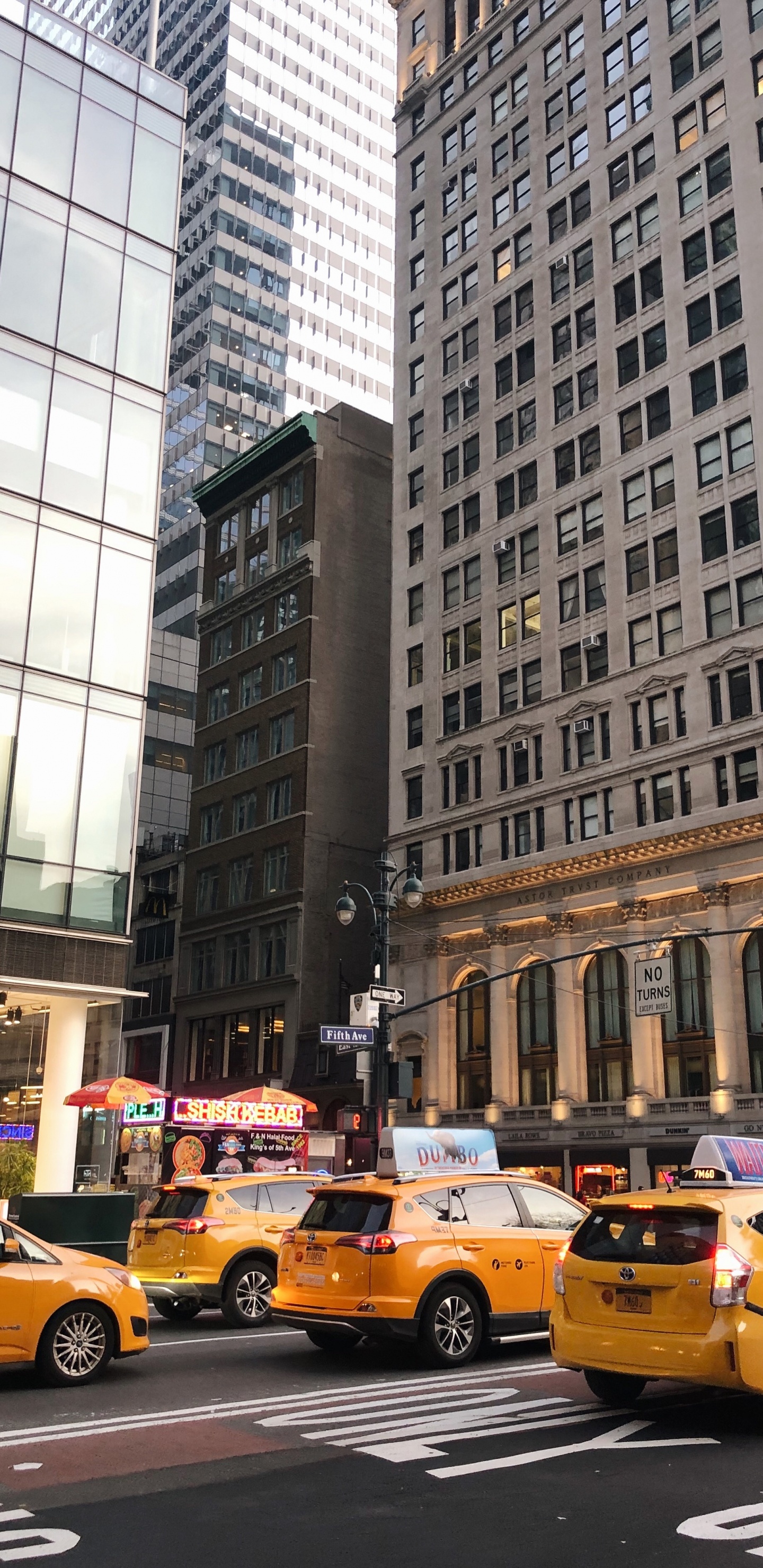 Taxi Amarillo en la Carretera Cerca de un Edificio Alto Durante el Día. Wallpaper in 1440x2960 Resolution