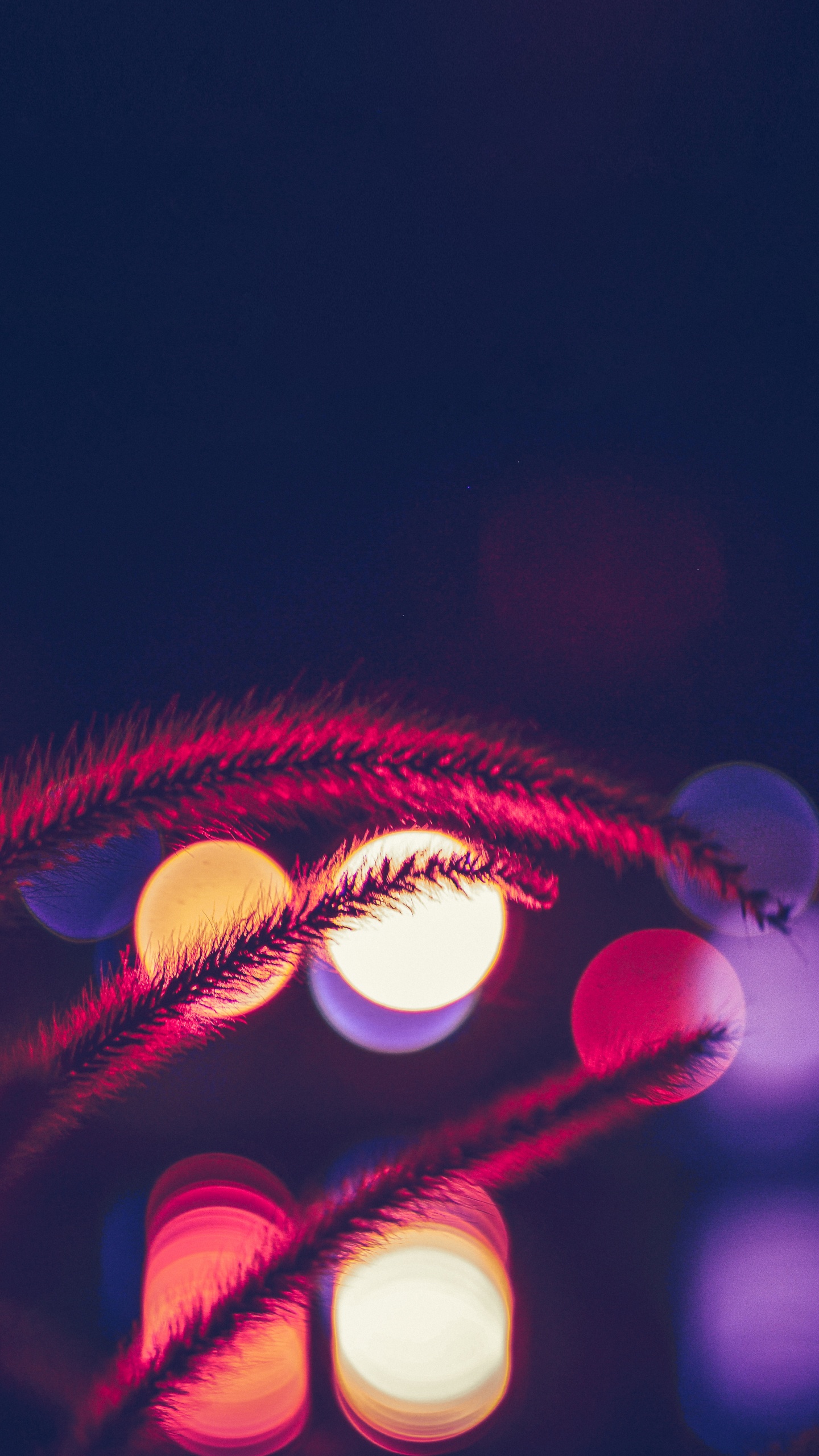 Luces Rojas y Amarillas Durante la Noche. Wallpaper in 1440x2560 Resolution