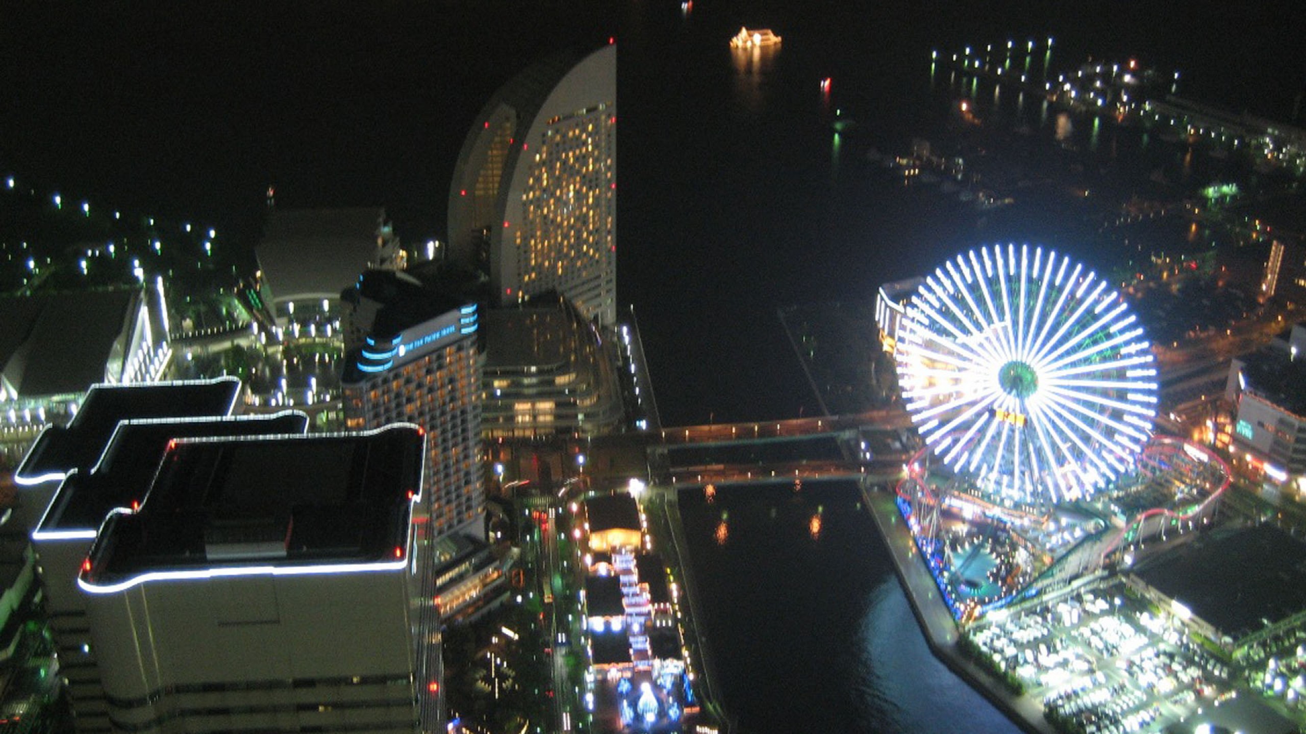 Ferris Wheel Near Body of Water During Night Time. Wallpaper in 2560x1440 Resolution
