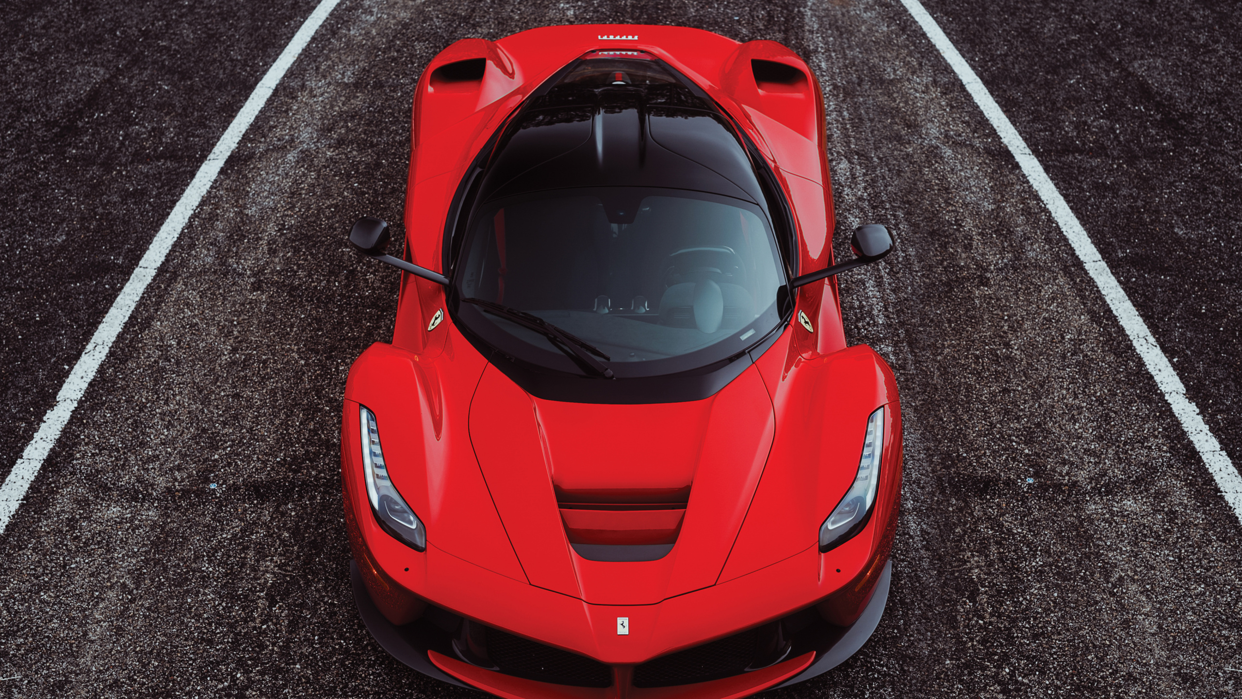 Coche Deportivo Ferrari Rojo en la Carretera. Wallpaper in 2560x1440 Resolution