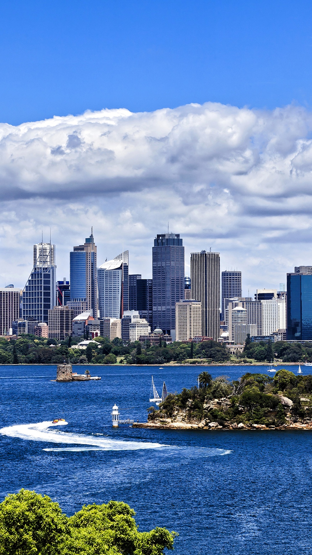 Barco Blanco en el Mar Cerca de Los Edificios de la Ciudad Bajo el Cielo Nublado Soleado Azul y Blanco Durante el Día. Wallpaper in 1080x1920 Resolution