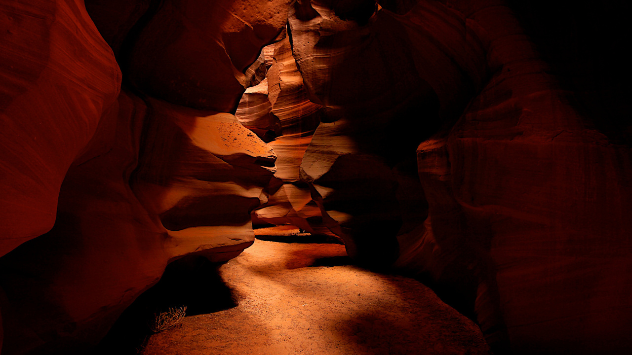 Formation Rocheuse Brune Pendant la Journée. Wallpaper in 1280x720 Resolution