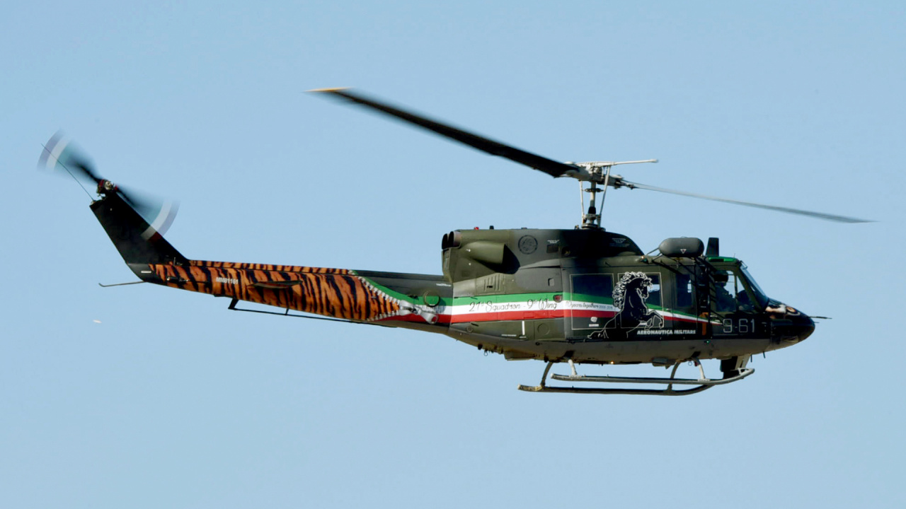 Grüner Und Roter Helikopter, Der Tagsüber Fliegt. Wallpaper in 1280x720 Resolution