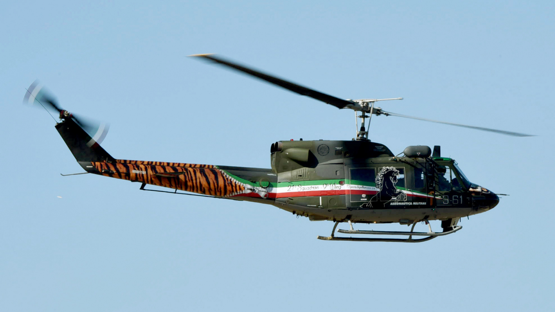 Grüner Und Roter Helikopter, Der Tagsüber Fliegt. Wallpaper in 1920x1080 Resolution