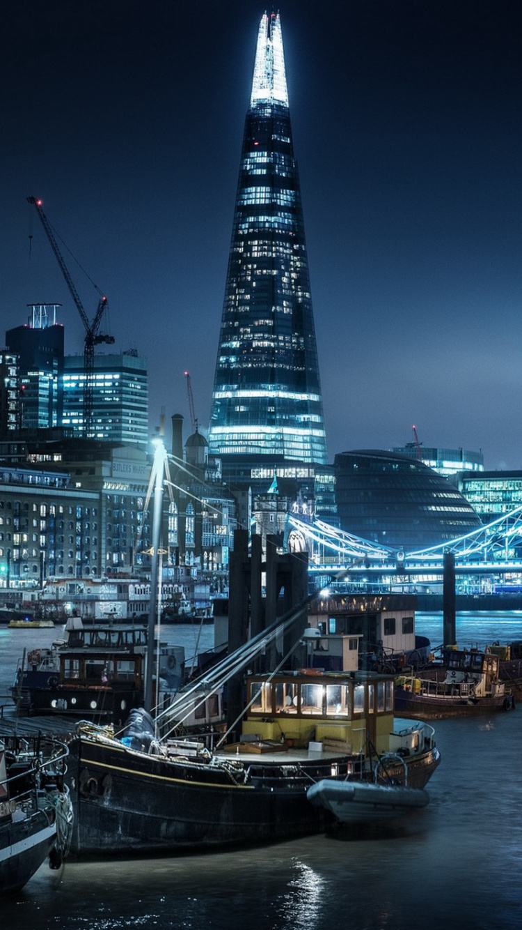 Bateau Noir et Blanc Sur le Plan D'eau Pendant la Nuit. Wallpaper in 750x1334 Resolution