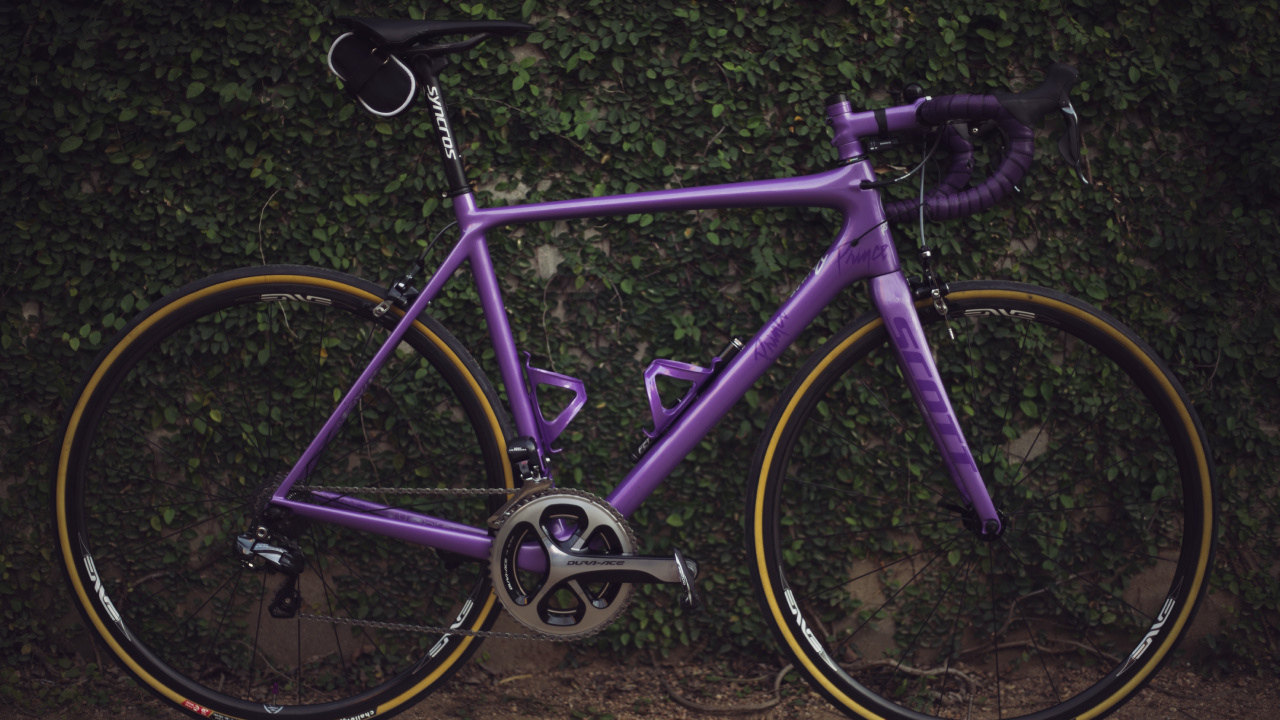 Lila Rennrad Auf Braunem Dreck. Wallpaper in 1280x720 Resolution