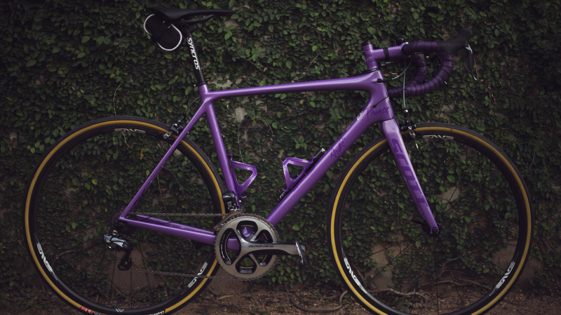 Lila Rennrad Auf Braunem Dreck. Wallpaper in 1920x1080 Resolution