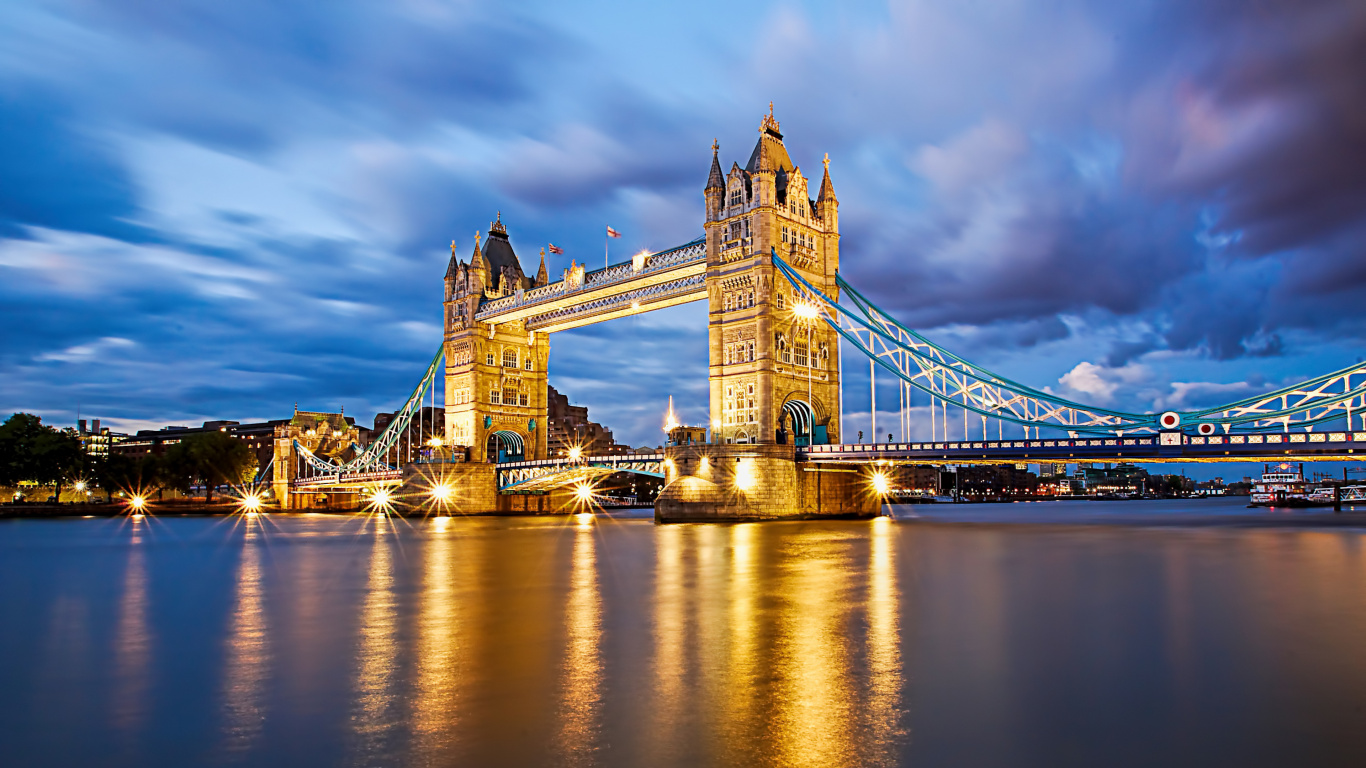 Puente Sobre el Agua Durante la Noche. Wallpaper in 1366x768 Resolution