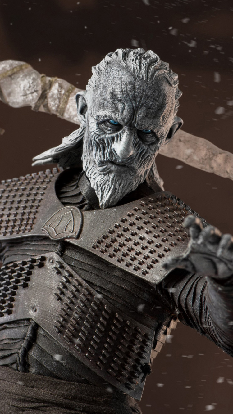 Hombre en Traje Blanco y Negro Con Arma. Wallpaper in 750x1334 Resolution