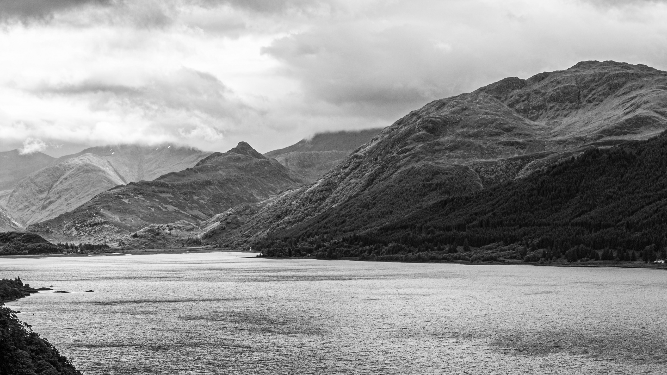 Hochland, Cloud, Wasser, Naturlandschaft, Schwarz Und Weiß. Wallpaper in 2560x1440 Resolution