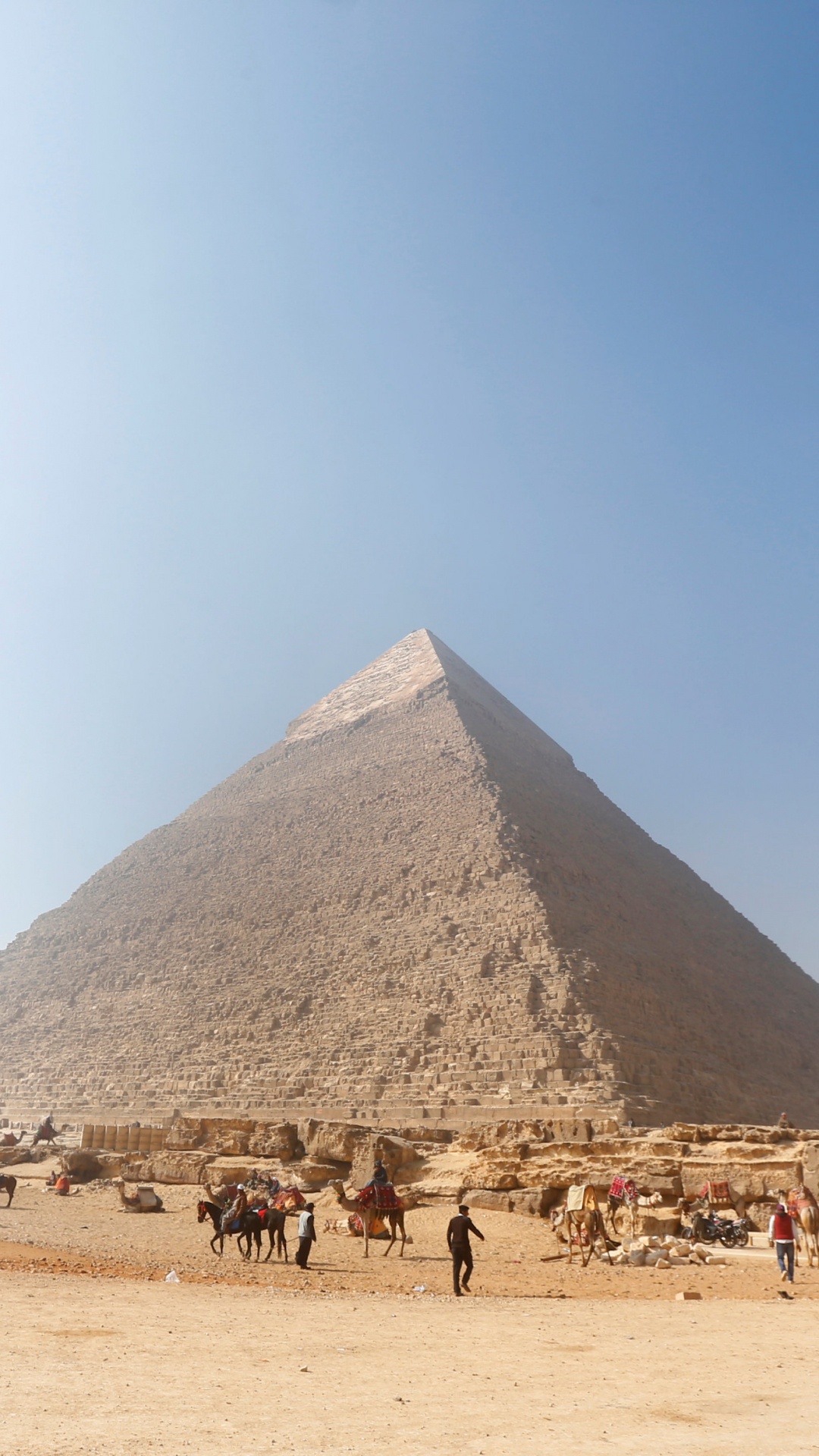 Les Gens Sur le Sable Brun Près de la Pyramide Sous le Ciel Bleu Pendant la Journée. Wallpaper in 1080x1920 Resolution