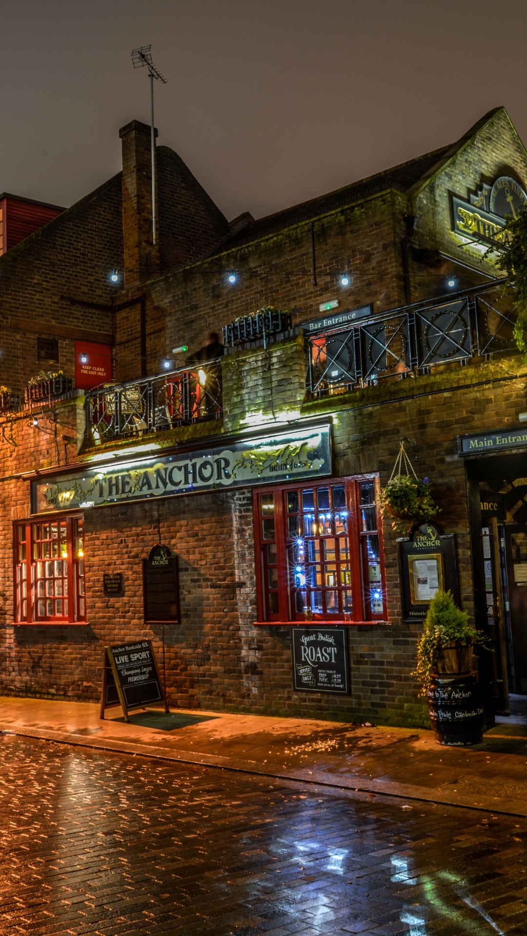 Braunes Und Beiges Betongebäude Während Der Nacht. Wallpaper in 1080x1920 Resolution