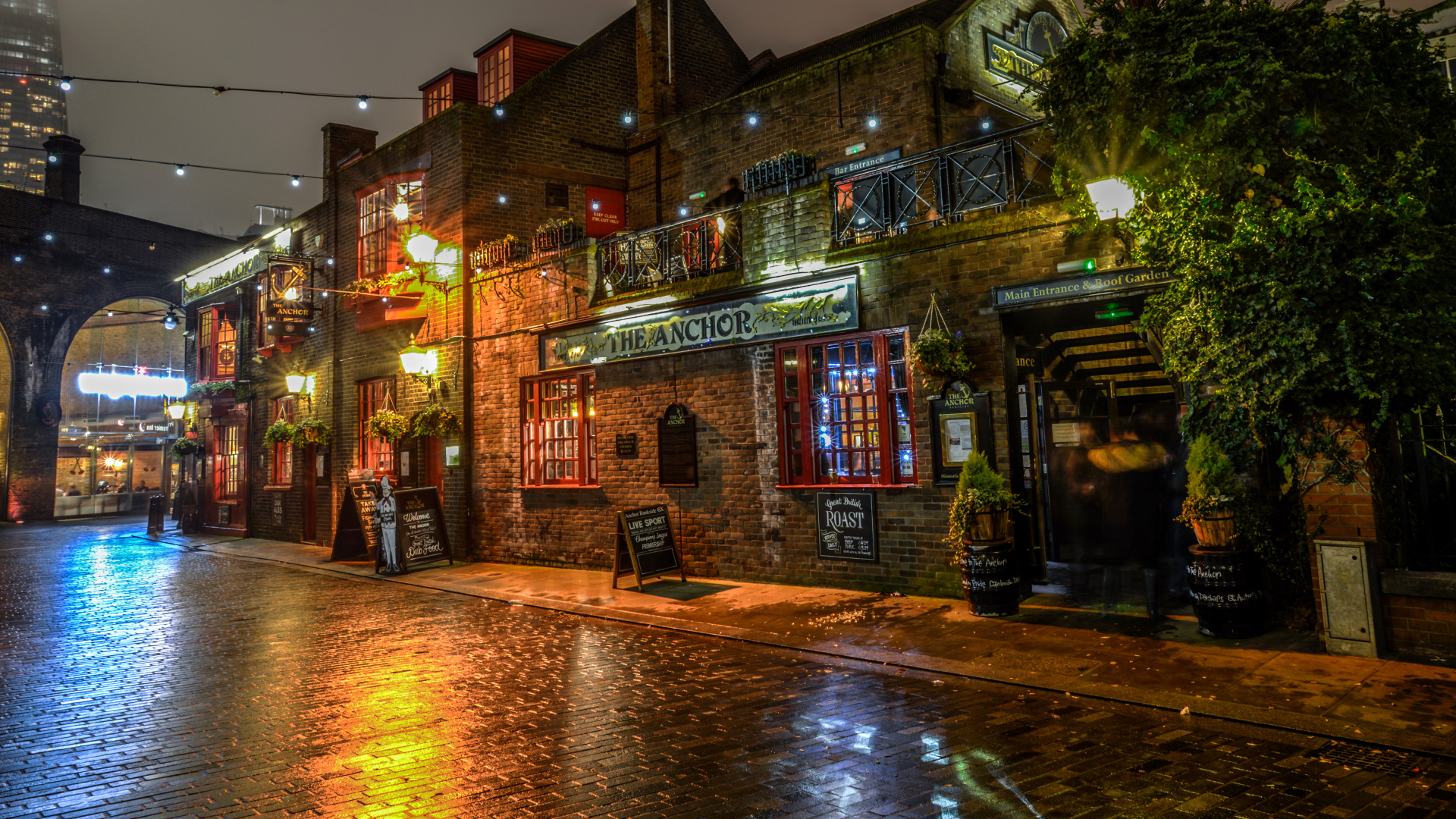 Braunes Und Beiges Betongebäude Während Der Nacht. Wallpaper in 1920x1080 Resolution