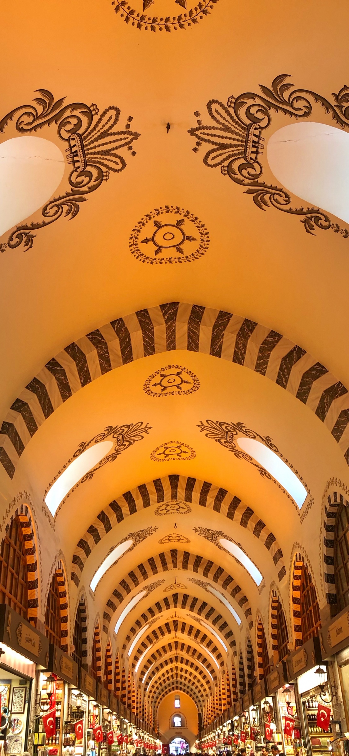 Arco, Msr Ars, Aeropuerto Internacional Sabiha Gokcen, Menor, Ambar. Wallpaper in 1125x2436 Resolution