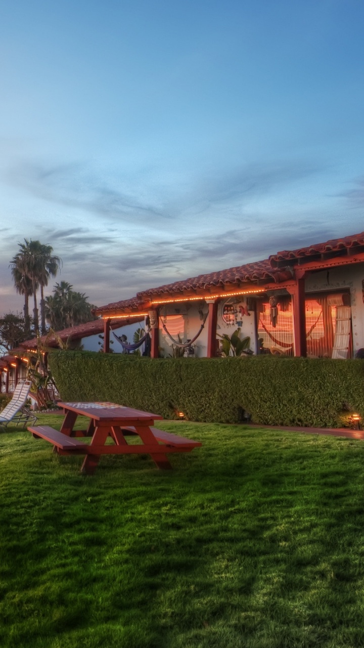 Campo de Hierba Verde Con Árboles y Bancos Durante la Puesta de Sol. Wallpaper in 720x1280 Resolution