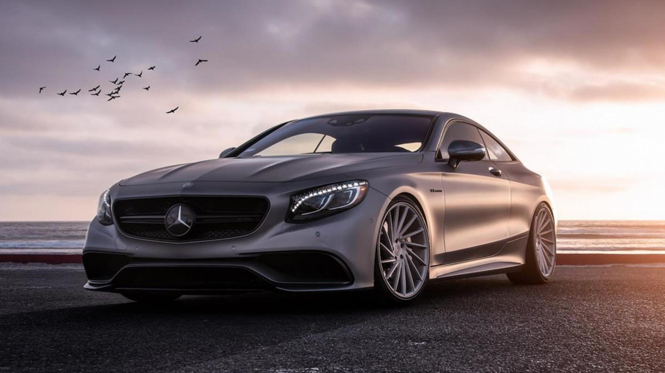 Mercedes Benz Coupe Plateado Sobre Arena Marrón. Wallpaper in 1366x768 Resolution