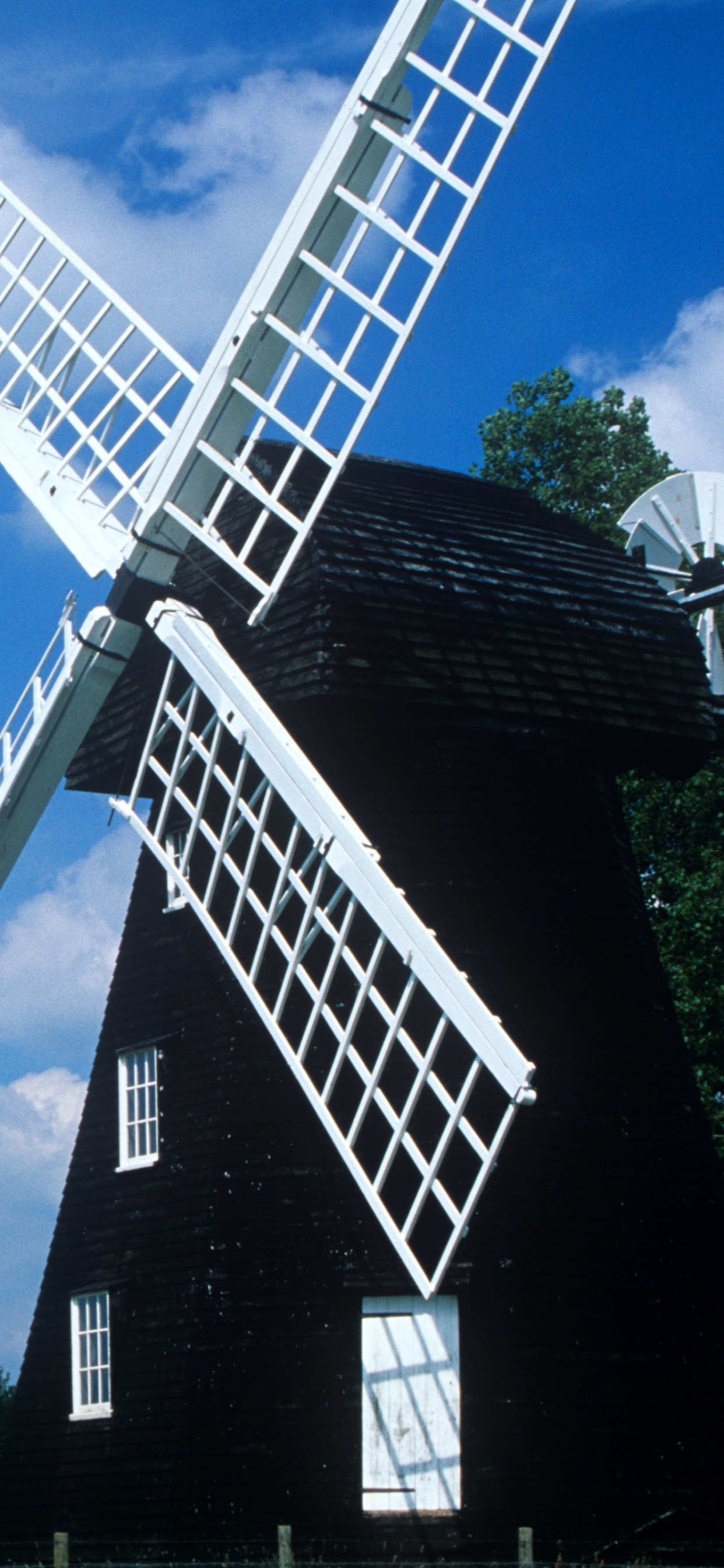 Schwarz-weiße Windmühle Unter Blauem Himmel. Wallpaper in 1242x2688 Resolution