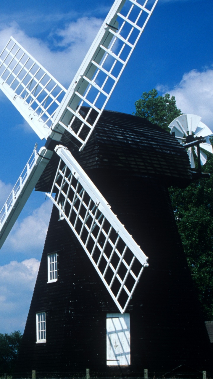 Schwarz-weiße Windmühle Unter Blauem Himmel. Wallpaper in 720x1280 Resolution