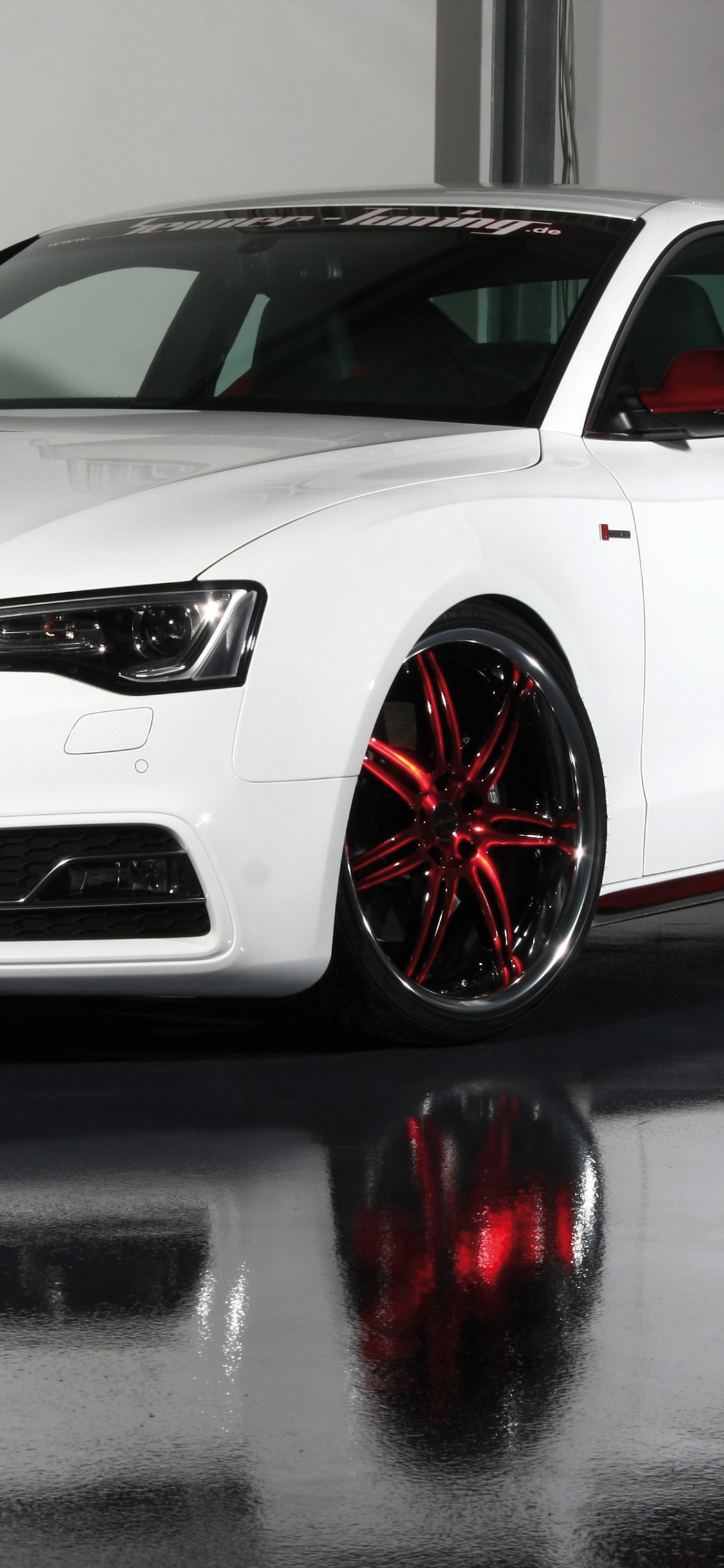 Audi r 8 Blanche Sur Trottoir Gris. Wallpaper in 1125x2436 Resolution