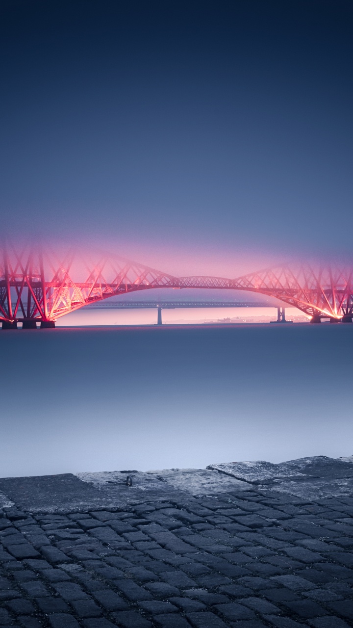 Puente Rojo Sobre el Cuerpo de Agua Durante la Noche. Wallpaper in 720x1280 Resolution