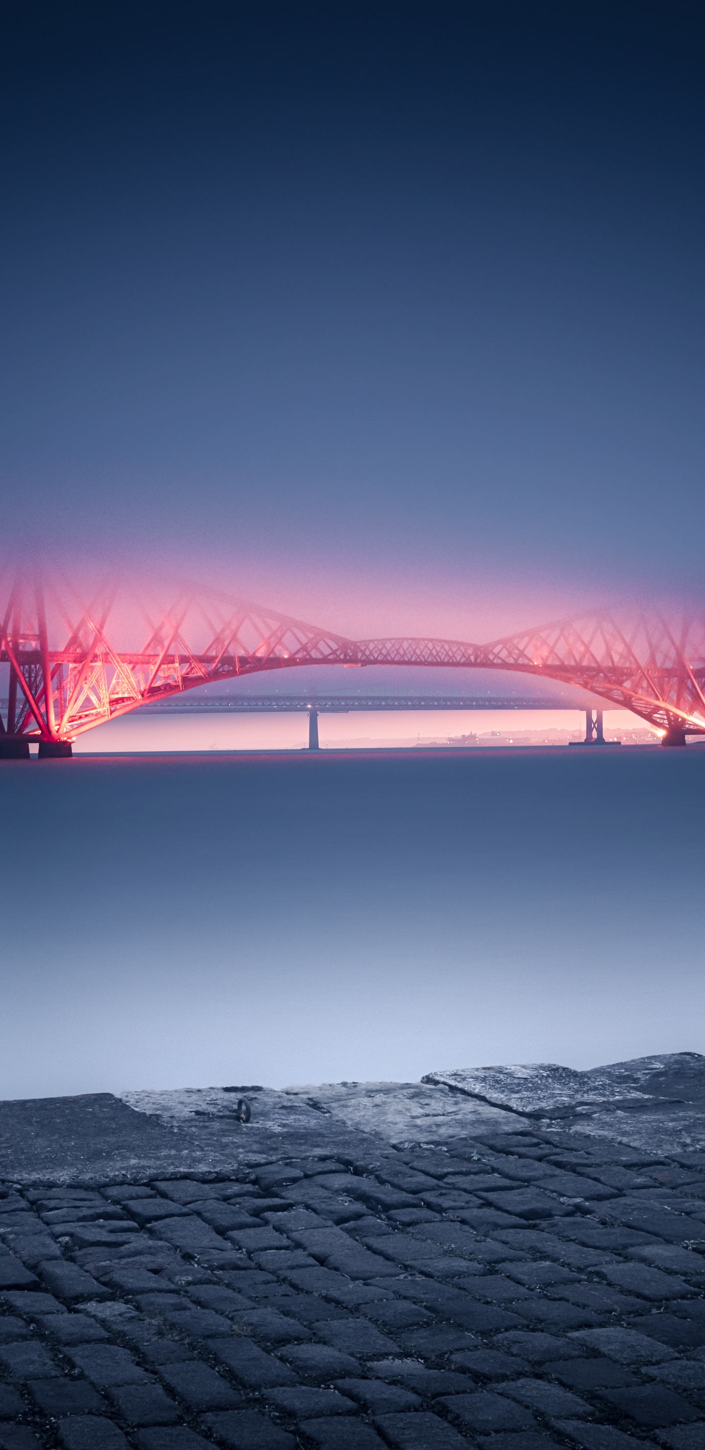 Rote Brücke Über Gewässer Während Der Nacht Night. Wallpaper in 1440x2960 Resolution