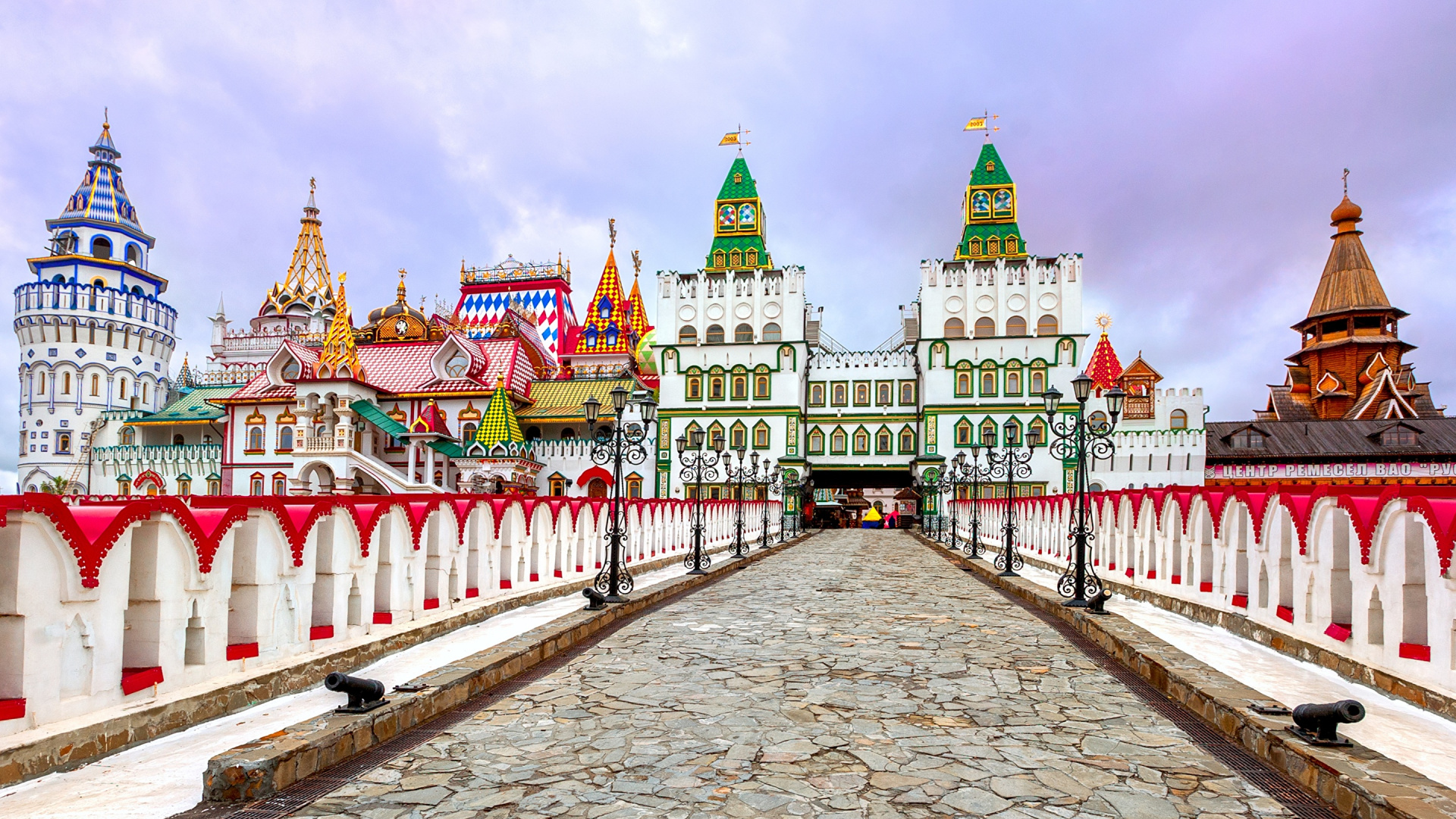 Rotes Und Weißes Betongebäude Unter Weißen Wolken Tagsüber. Wallpaper in 1920x1080 Resolution