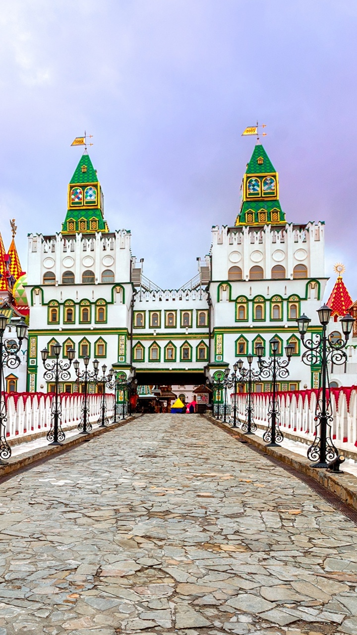 Rotes Und Weißes Betongebäude Unter Weißen Wolken Tagsüber. Wallpaper in 720x1280 Resolution